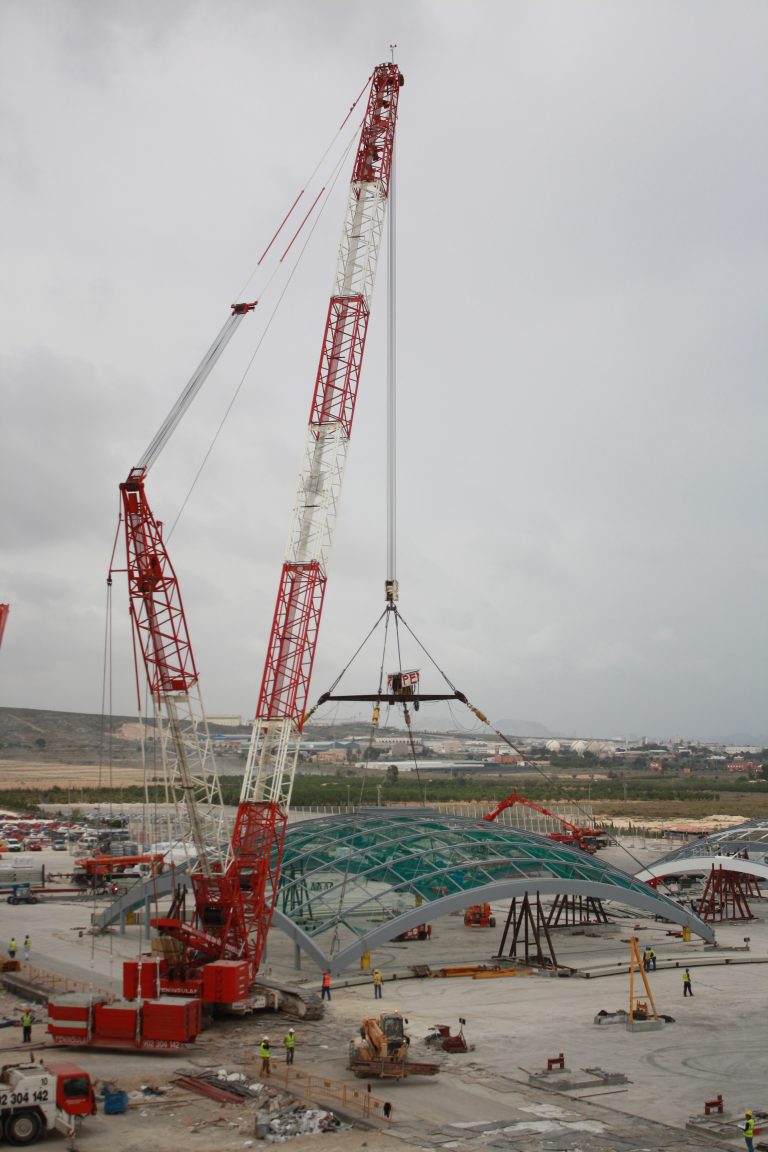 Grua Cerca De Aeropuerto